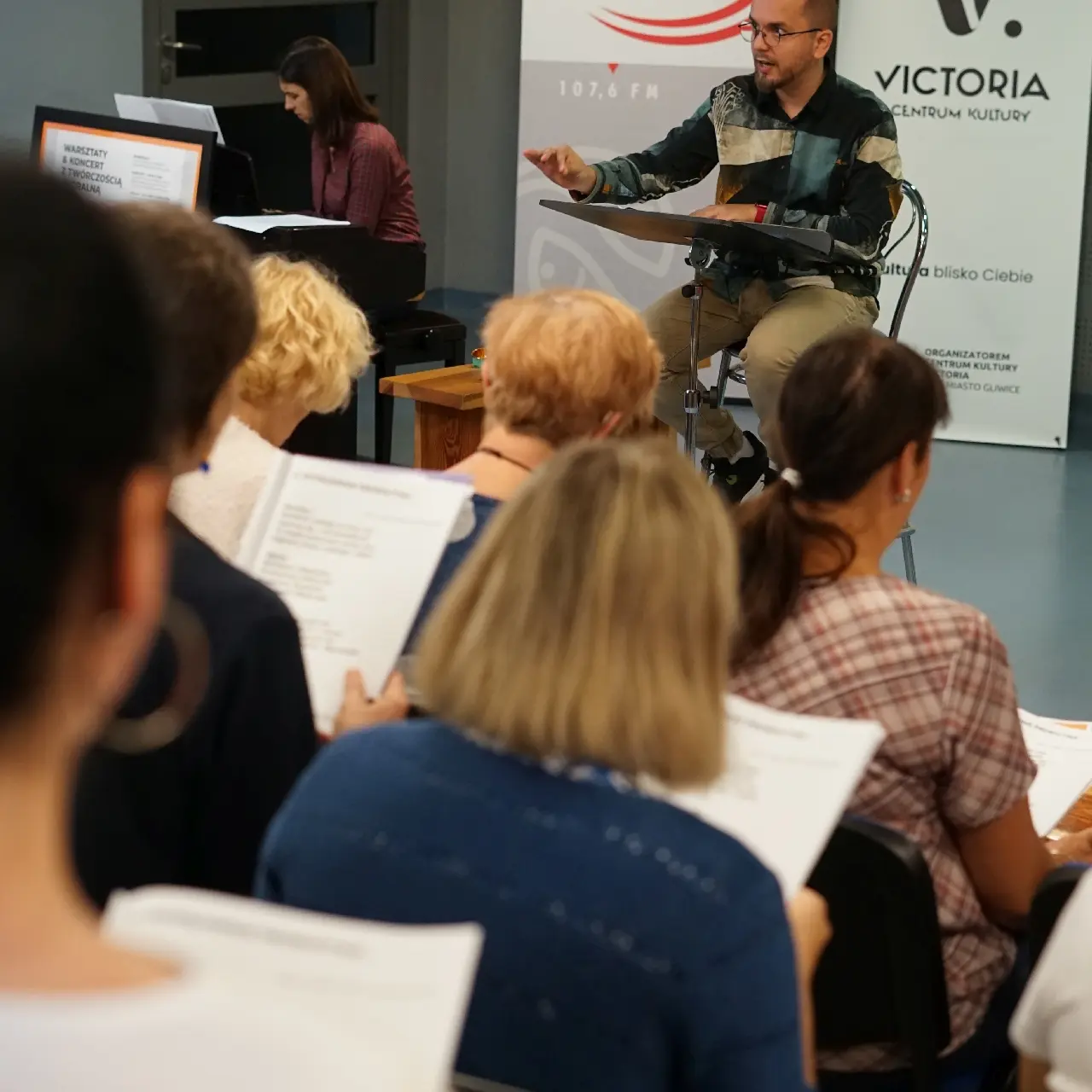 Łukasz Łoboda prowadzący warsztaty chóralne